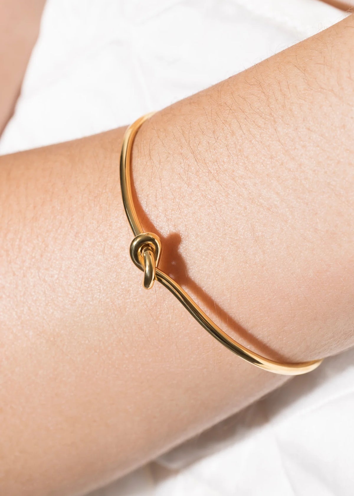 Pulseira delicada para usar em camadas com estilo