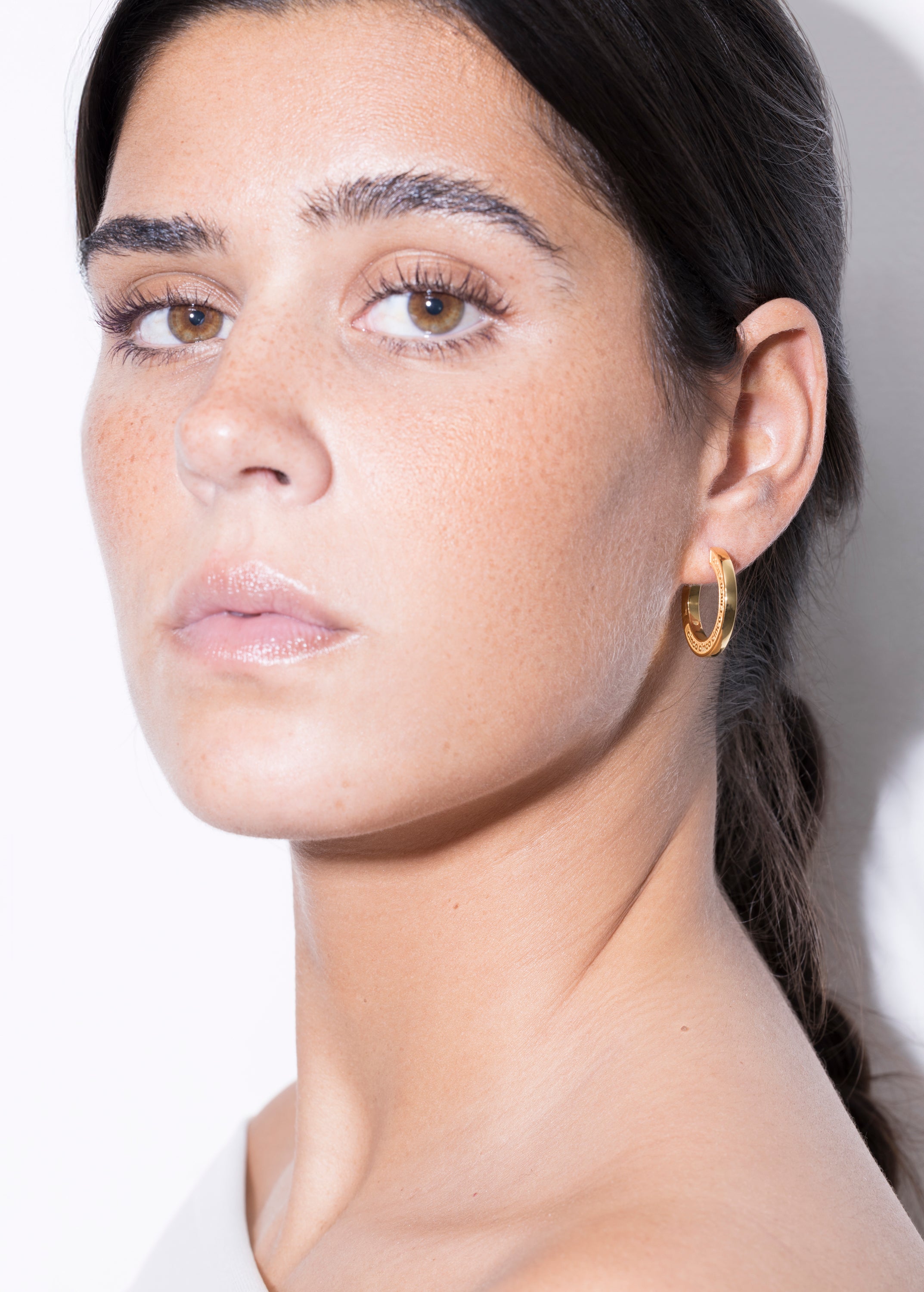 model wearing maxi jodie earrings in gold