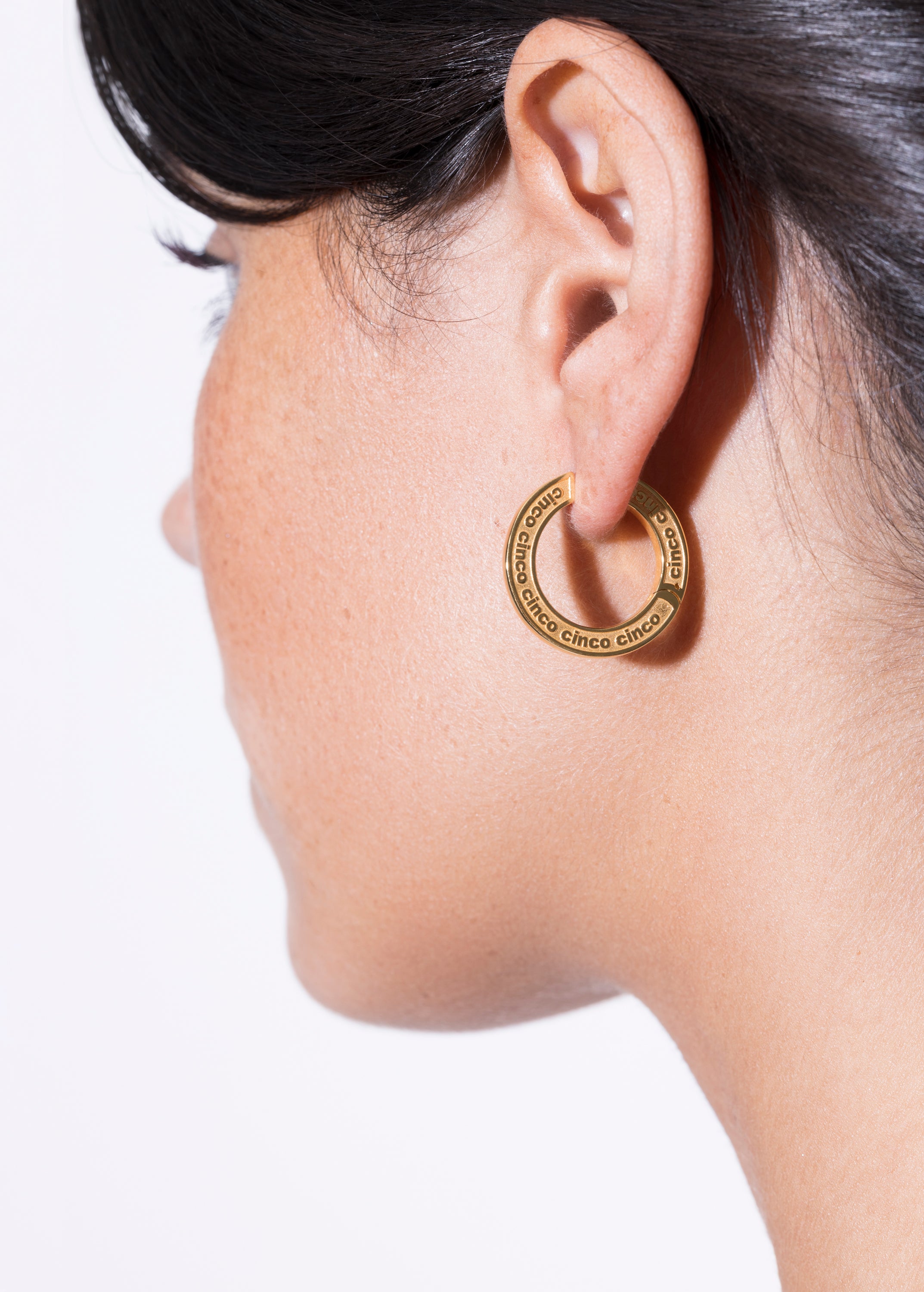 model wearing maxi jodie earrings in gold