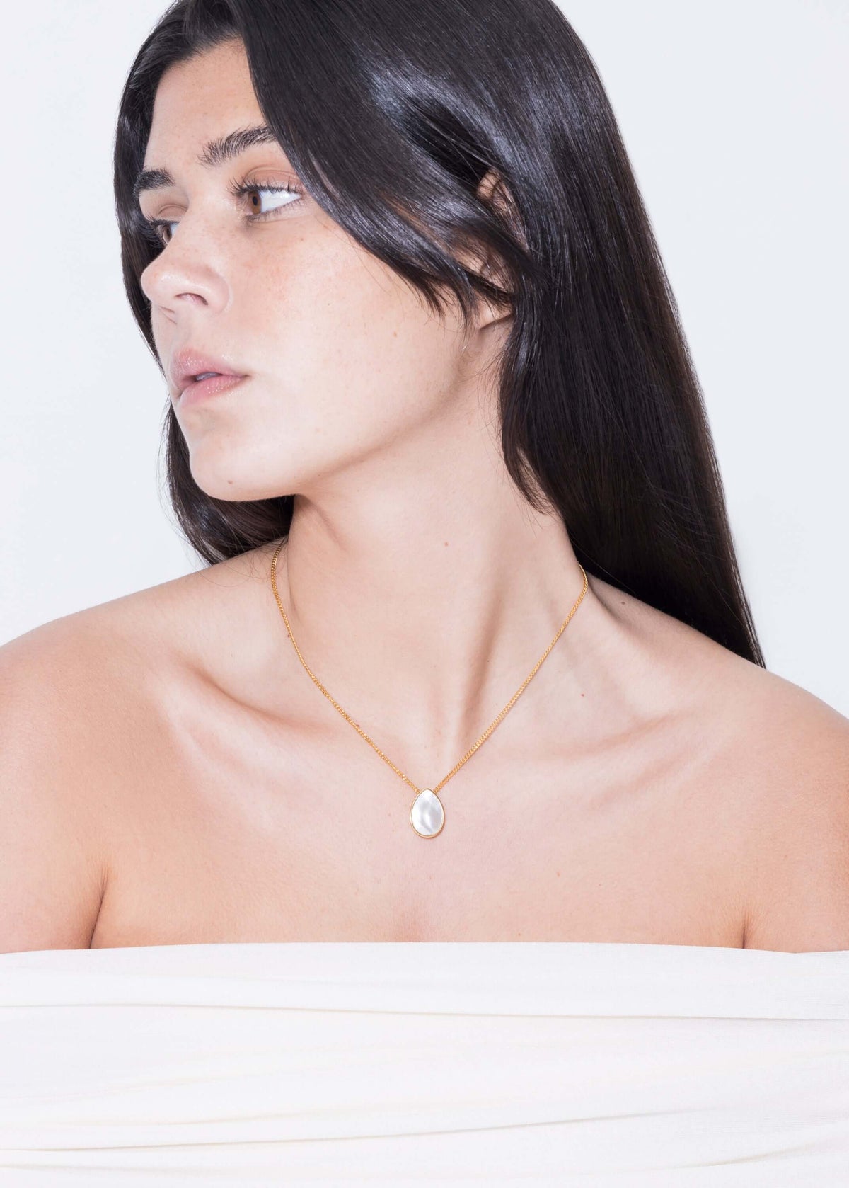 Model wearing the Klein Pearl Double Side Necklace with a minimalist design and a delicate chain.