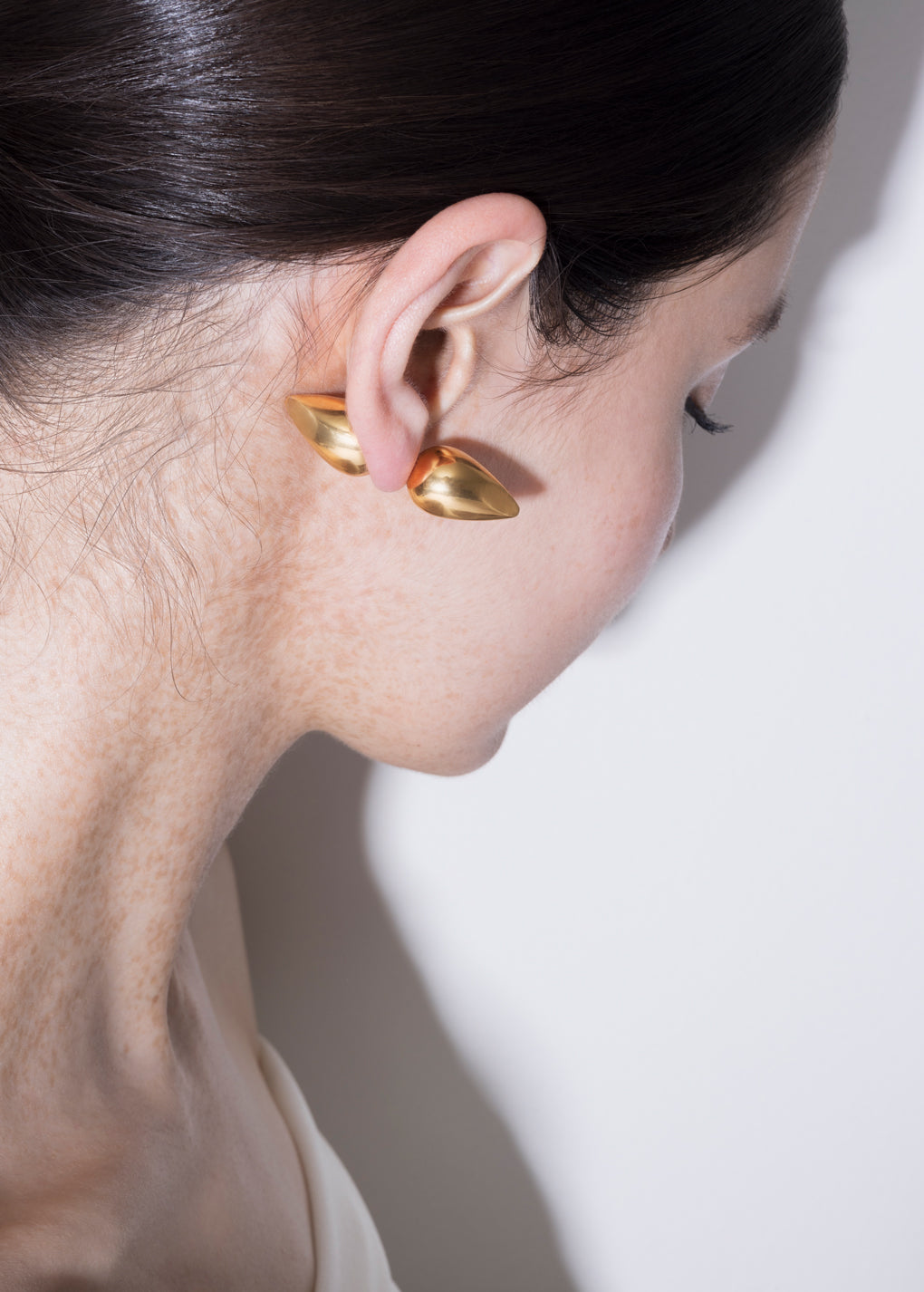 model wearing constantin piercing in gold