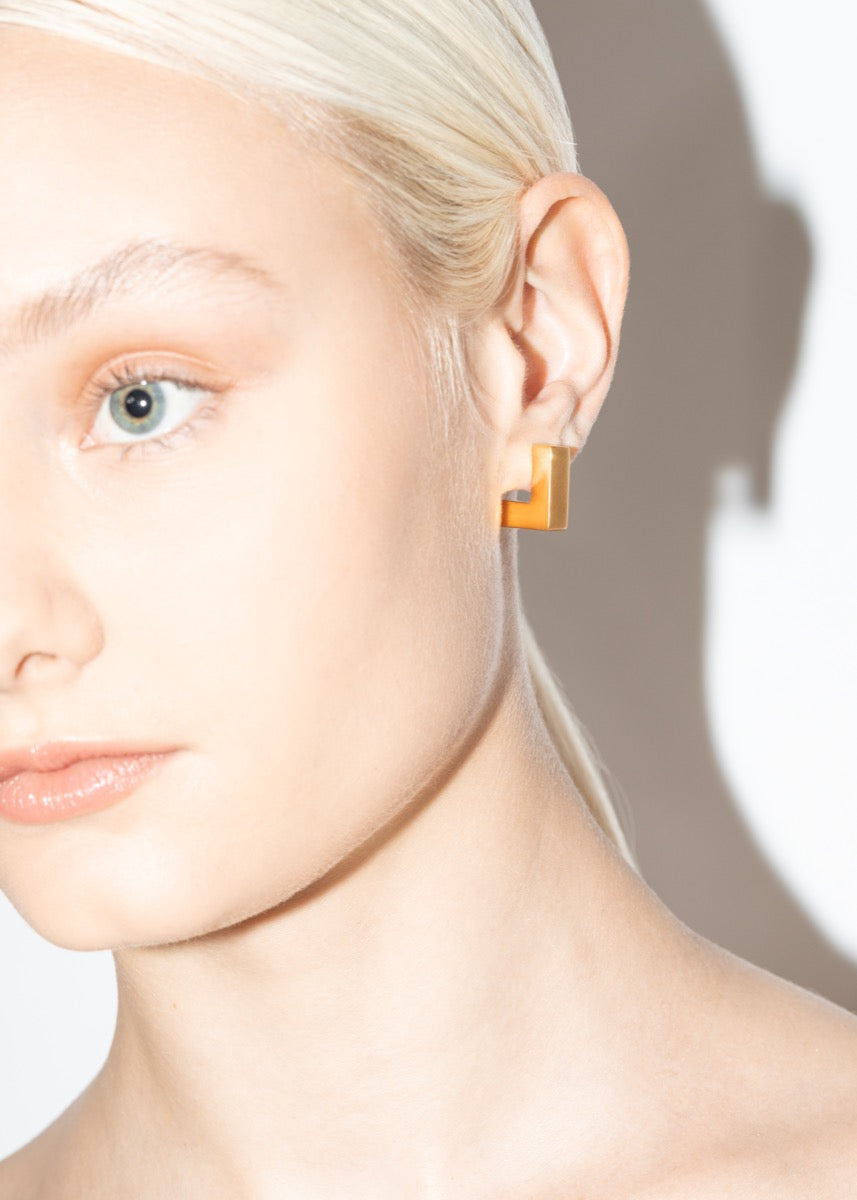 model wearing eliza earrings in gold