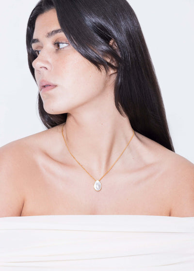 Model wearing the Klein Pearl Double Side Necklace with a minimalist design and a delicate chain.
